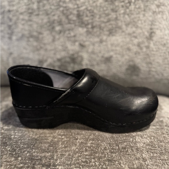 Women’s Dansko Black Leather Clogs Size 38 - Picture 3 of 9